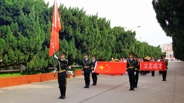 郑州七初东校区开展清明节烈士陵园祭扫活动